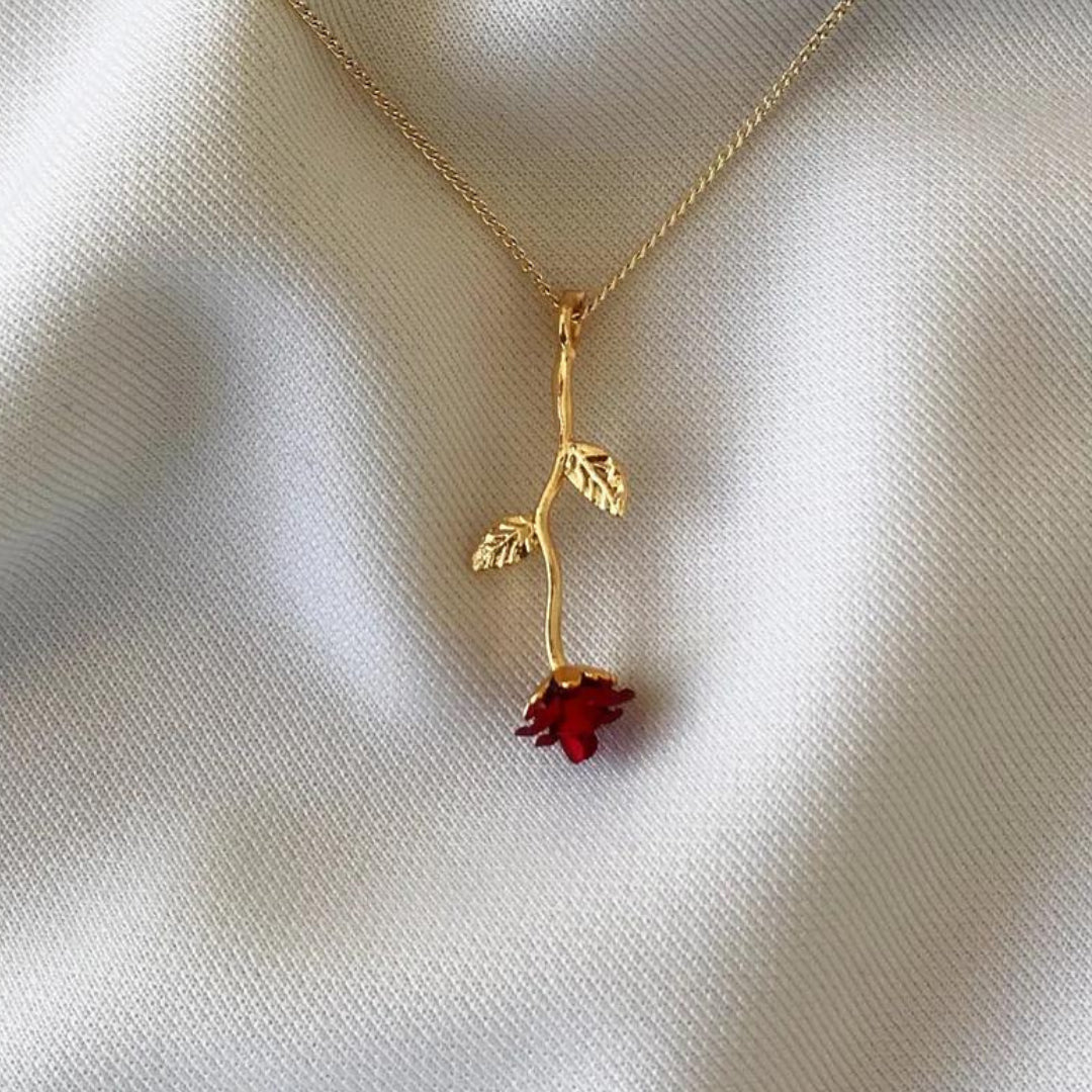 Detailansicht der Red Rose Halskette mit goldfarbenem Stiel – zartes, romantisches Design