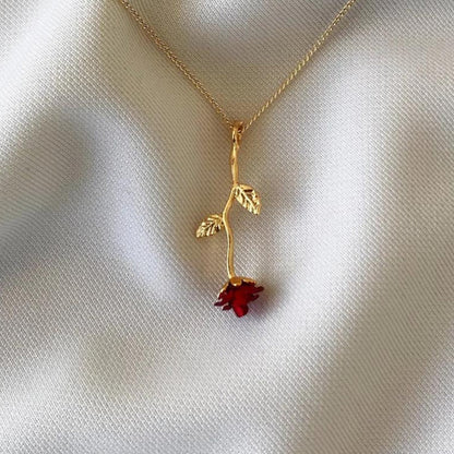 Detailansicht der Red Rose Halskette mit goldfarbenem Stiel – zartes, romantisches Design