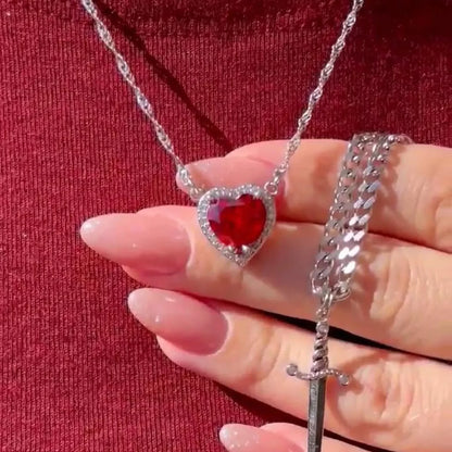 Detailansicht des filigranen Schwert-Anhängers