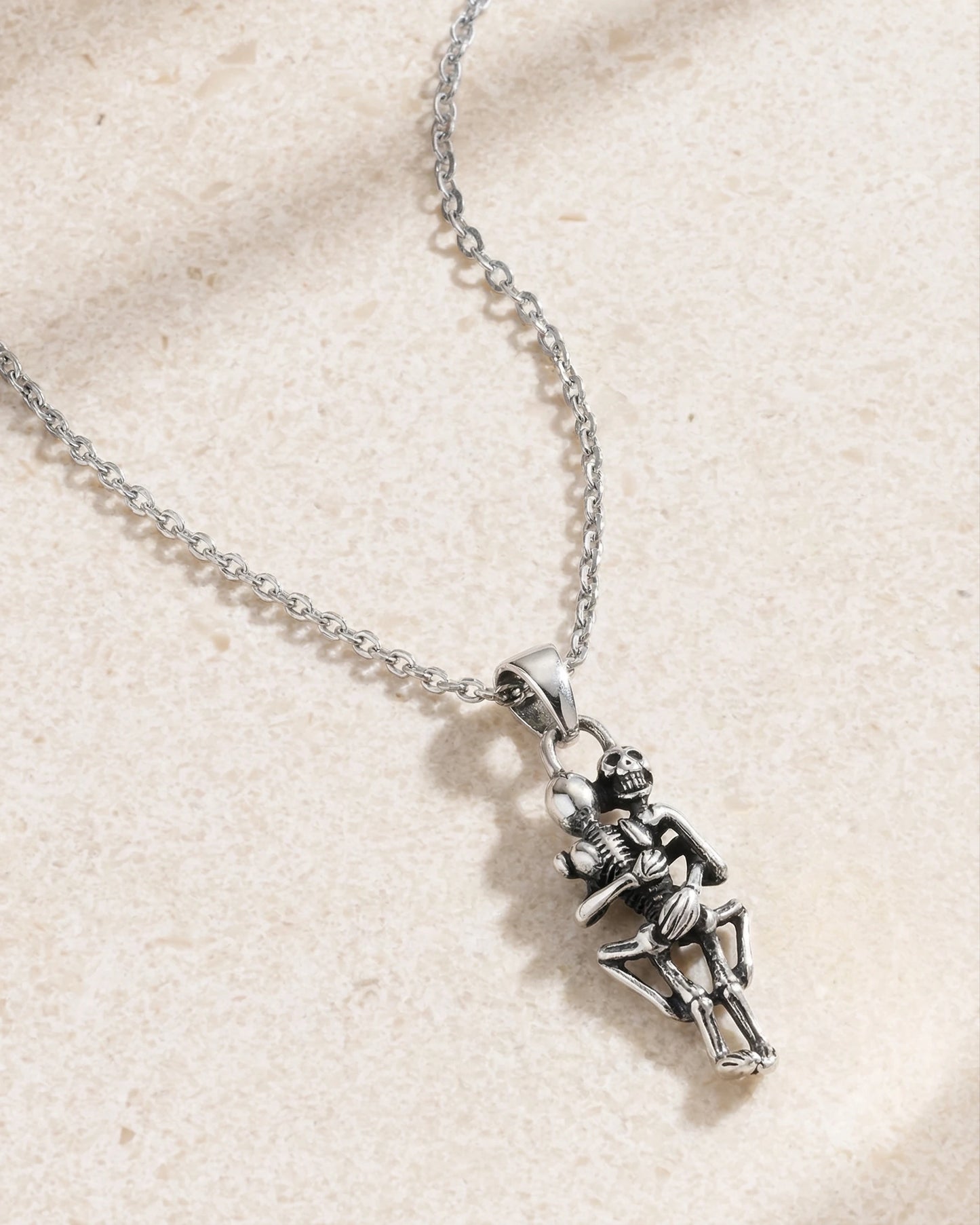 Skull Hug Halskette – Ewige unzertrennliche Liebe | Swaravo