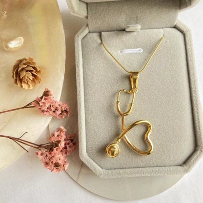 Geöffnete Geschenkbox mit der goldenen Stethoskop-Halskette – perfekt als Geschenk für Rettungssanitäter:innen