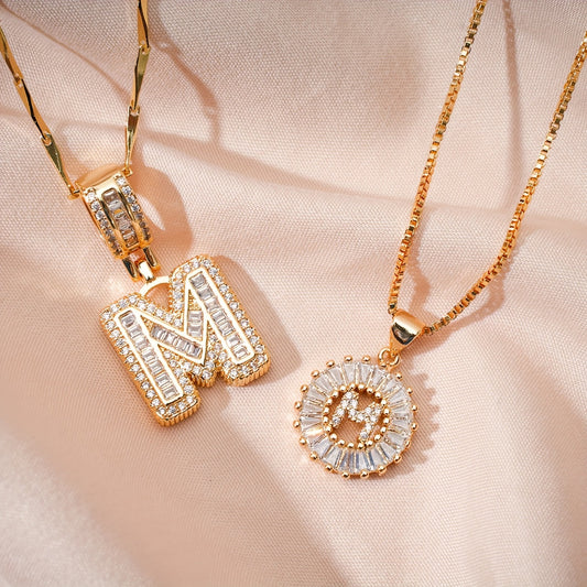 2er-Set goldene Initialen-Halsketten von swaravo – kombiniert kurze Pavé-Kette mit feinem Kreisanhänger und längere Statement-Kette mit Buchstaben.