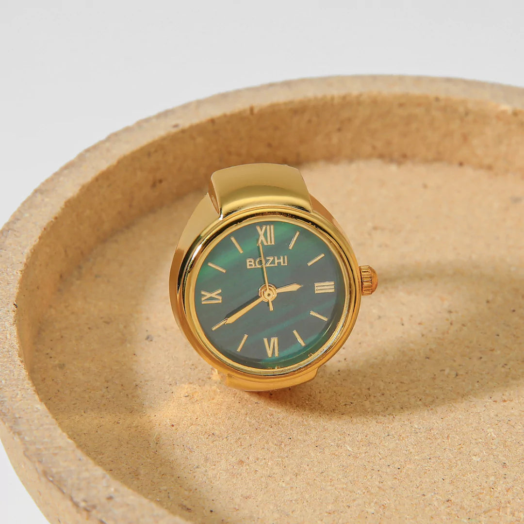 Detailansicht des weißen Zifferblatts der Swaravo Retro-Ringuhr – klassisch, schlicht und gut ablesbar.