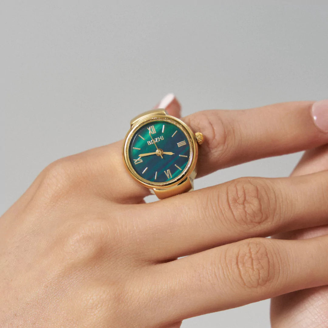 Die goldene Retro-Ringuhr von Swaravo getragen am Finger – ein eleganter Blickfang mit nostalgischem Charme.
