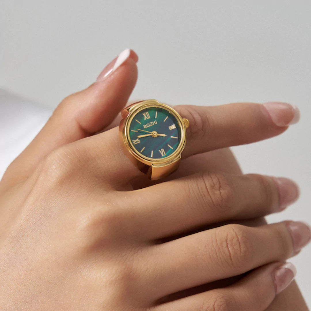 Die goldene Mini-Uhr als verstellbarer Fingerring – funktionaler Schmuck im Retro-Stil von Swaravo.