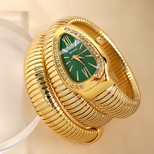 Goldene Wickeluhr für Damen mit grünem Zifferblatt und funkelndem Kristallrahmen – luxuriöses Snake-Design von Swaravo.