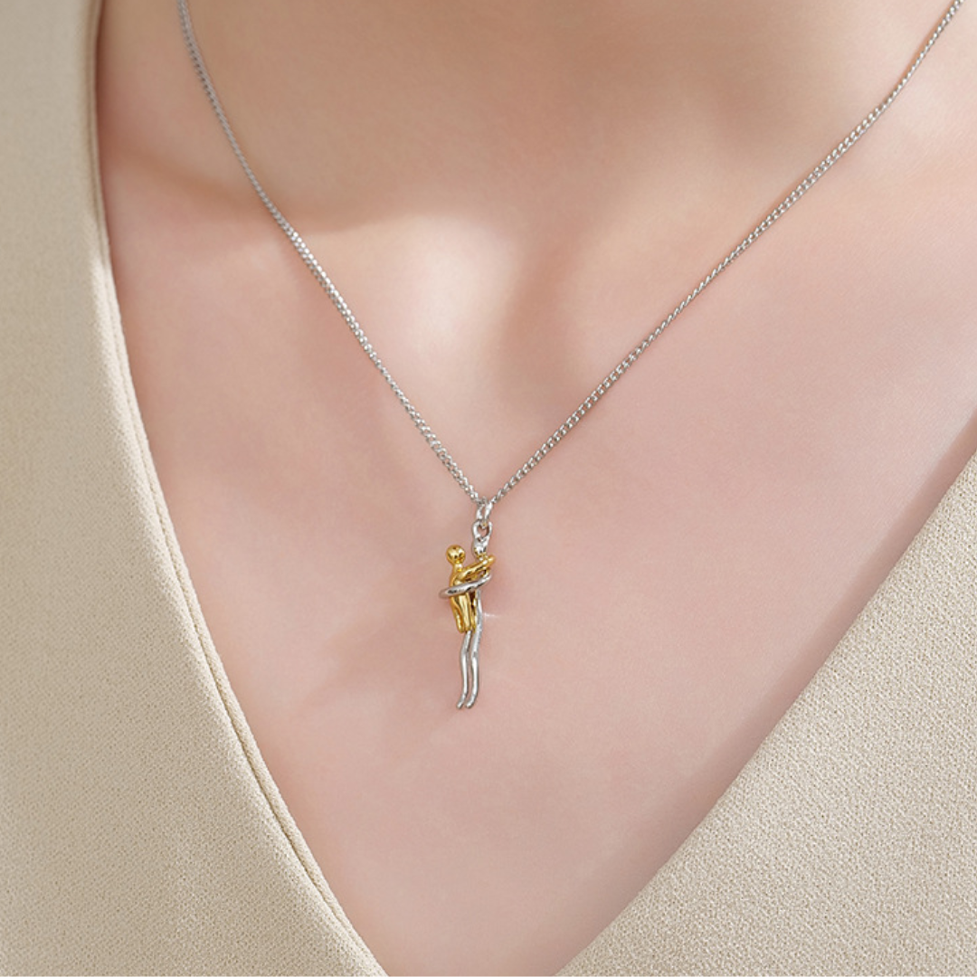 Symbolische Mama & Baby Umarmung Halskette – liebevolles Design, das die emotionale Bindung zwischen Mutter und Kind zeigt.