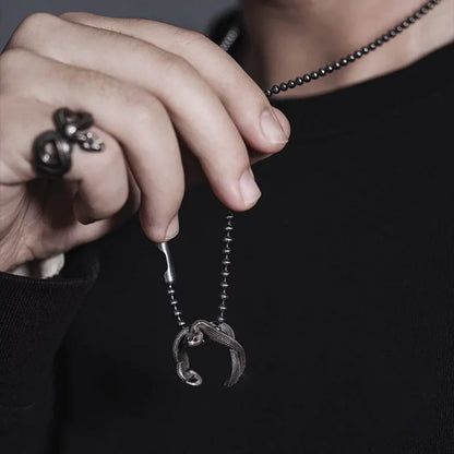 Venom Ring von Swaravo als auffälliger Kettenanhänger – symbolisch, kraftvoll und einzigartig