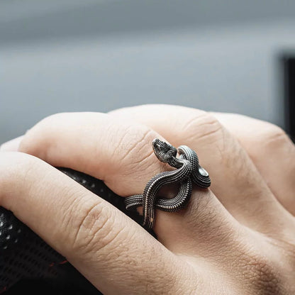 Schwarzer Venom Ring von Swaravo als stylischer Fingerschmuck für Symbolikliebhaber