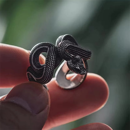  Inspirierender Venom Ring von Swaravo – Symbolik für Erneuerung und Weisheit