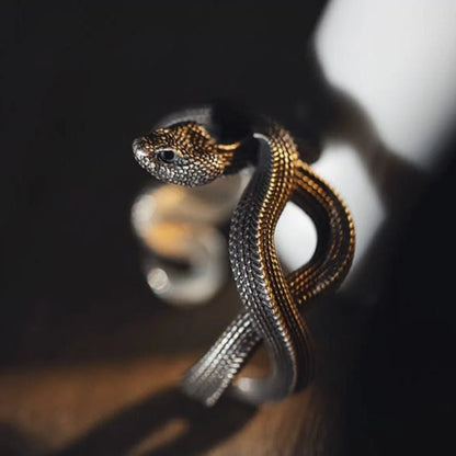 Detailaufnahme vom Schlangenkopf des Venom Rings – eindrucksvolle Handwerkskunst