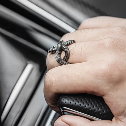 Feine Details der Schlangenschuppen am Swaravo Venom Ring – ein Blickfang