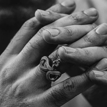  Symbolische Kraft des Venom Rings von Swaravo – sichtbarer Ausdruck innerer Stärke