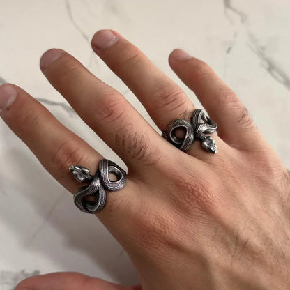 Eine Hand mit zwei Venom Ringen von Swaravo – beeindruckender Look und Symbolik pur