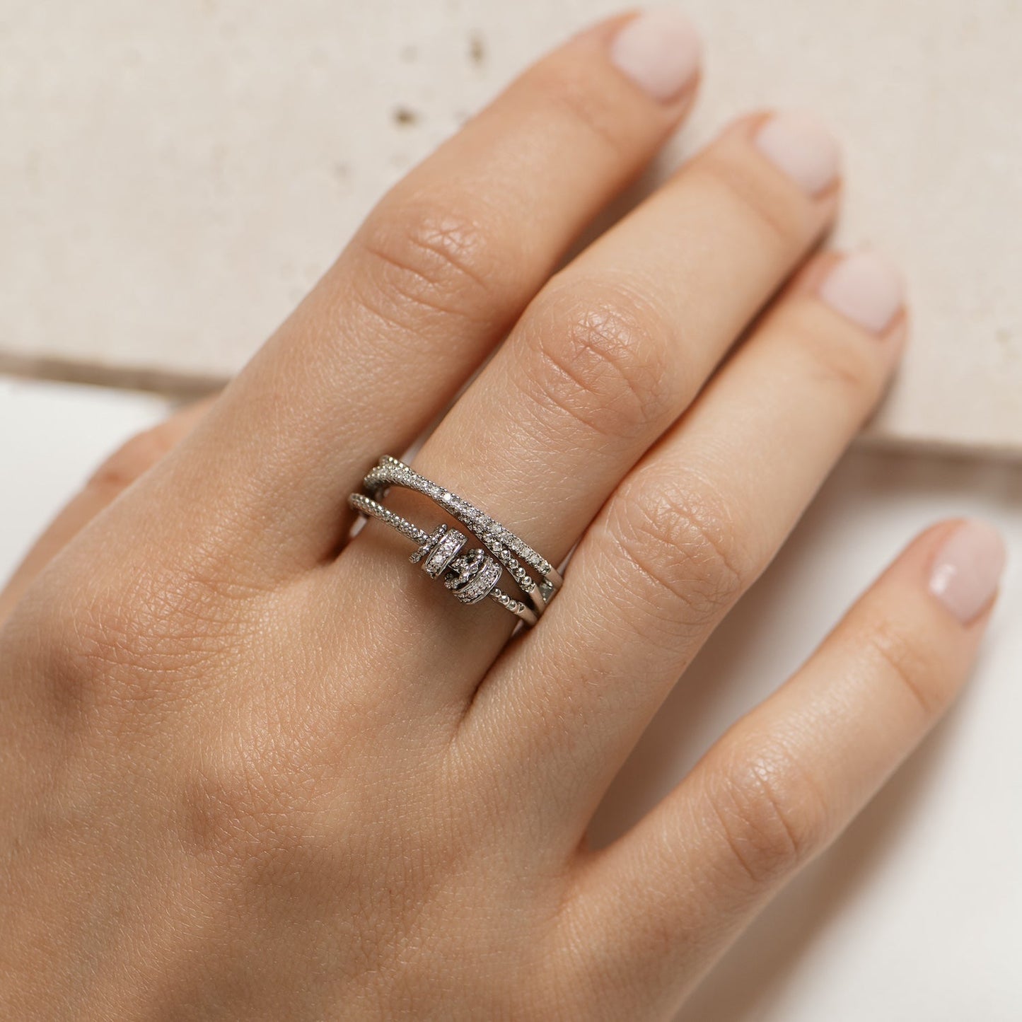 Funkelnder Ring in X-Form mit Perlen und Zirkonia – getragen im Alltag