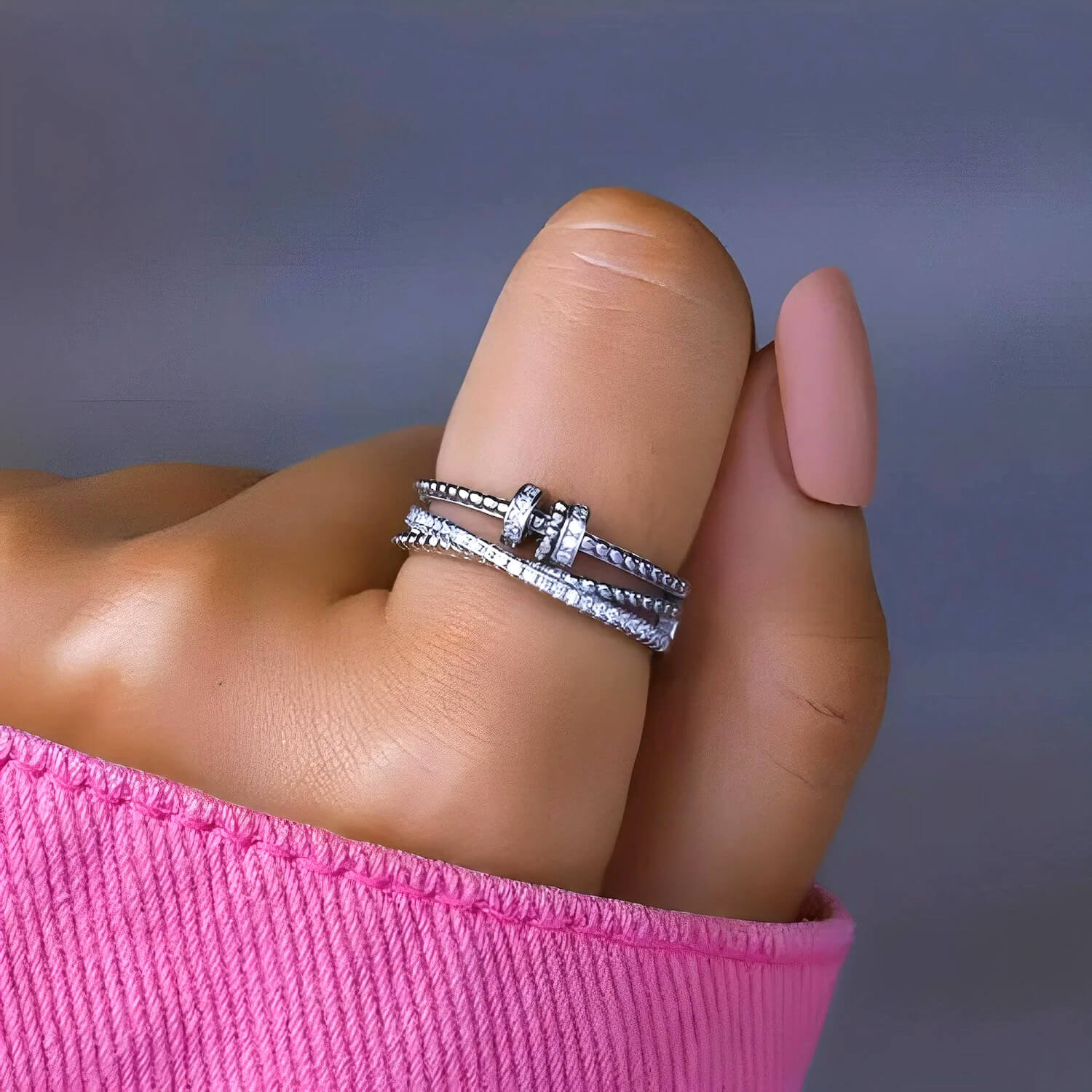 Drehbarer Zirkonia-Ring in filigranem Design – vorne Ansicht am Finger